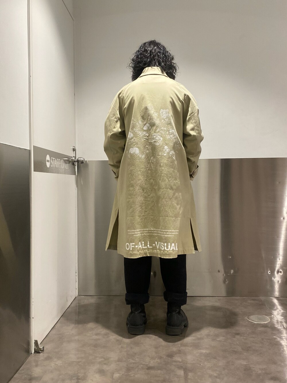 ベージュ系のその他アウター、ベージュ系のステンカラーコート、ベージュ系のトレンチコートを着用したメンズの冬コーディネートの2枚目の写真
