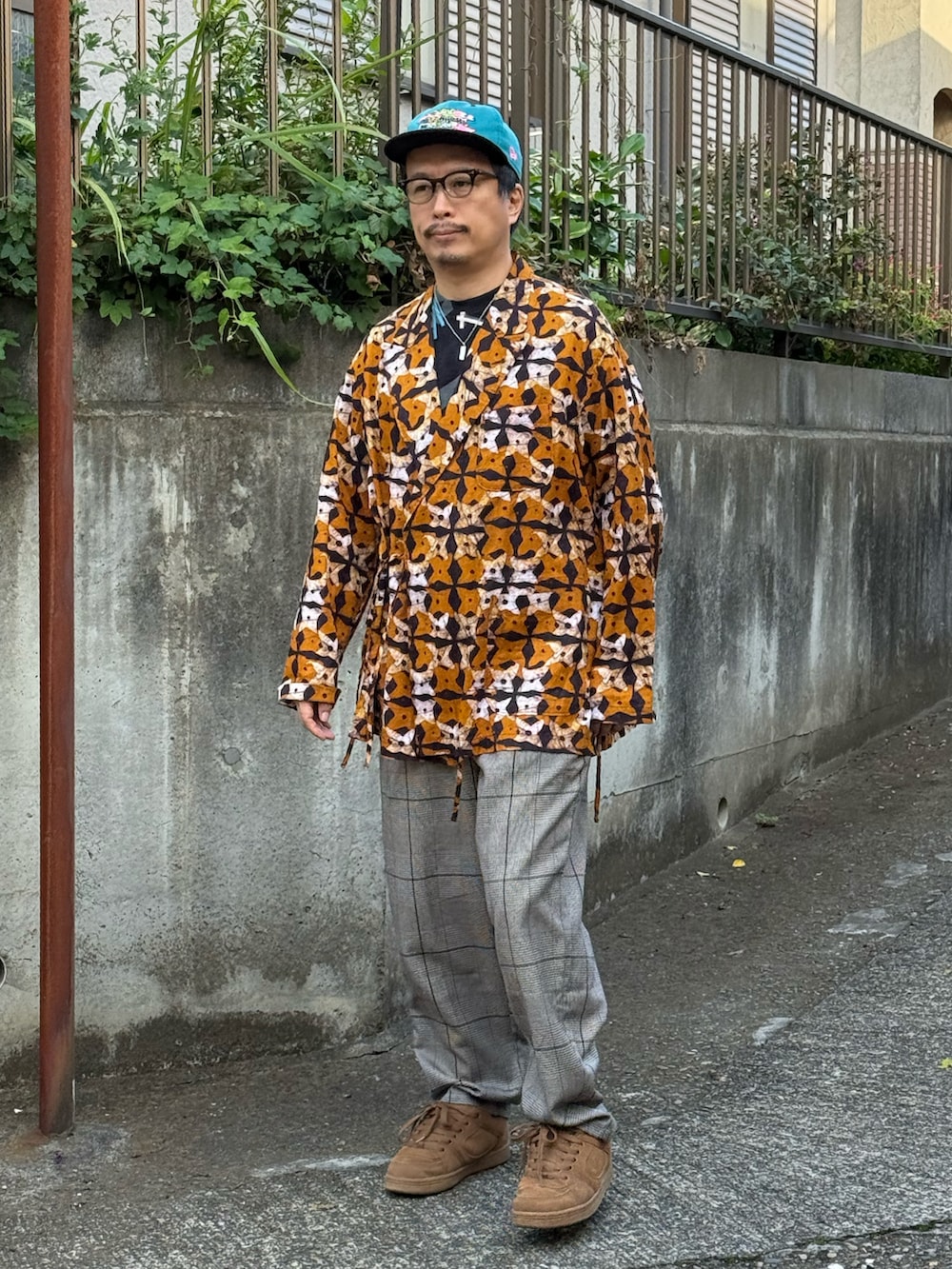 イエロー系のテーラードジャケット、ブラック系のTシャツ/カットソー、ブラック系のスーツジャケットを着用したメンズの秋コーディネートの4枚目の写真
