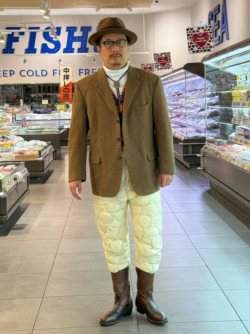 ベージュ系のスーツジャケット、ホワイト系のTシャツ/カットソー、その他のベストを着用したメンズの冬コーディネートの5枚目の写真