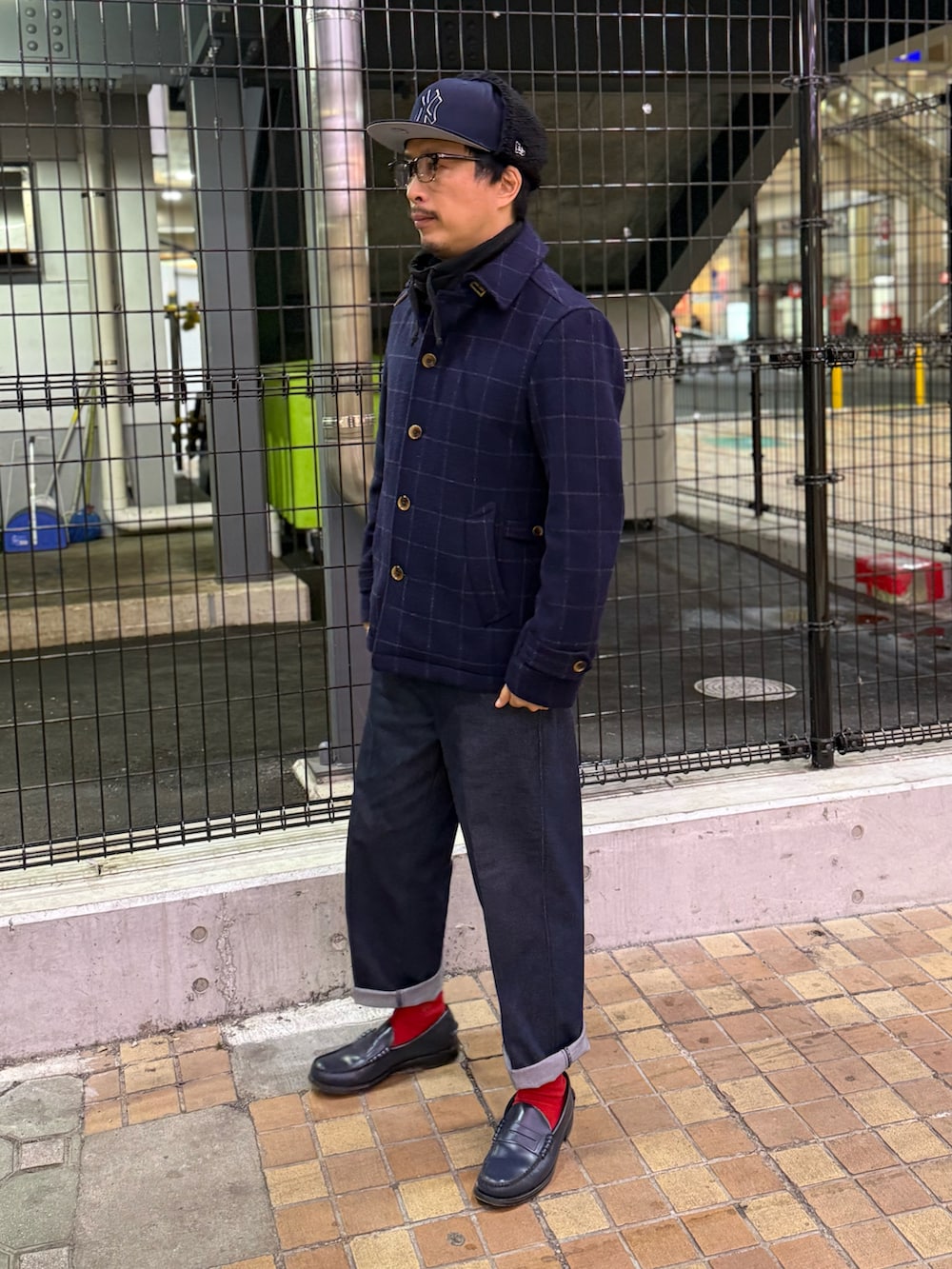 ブラック系のローファー、ブルー系のチノパンツ、ブルー系のその他アウターを着用したメンズの冬コーディネートの2枚目の写真
