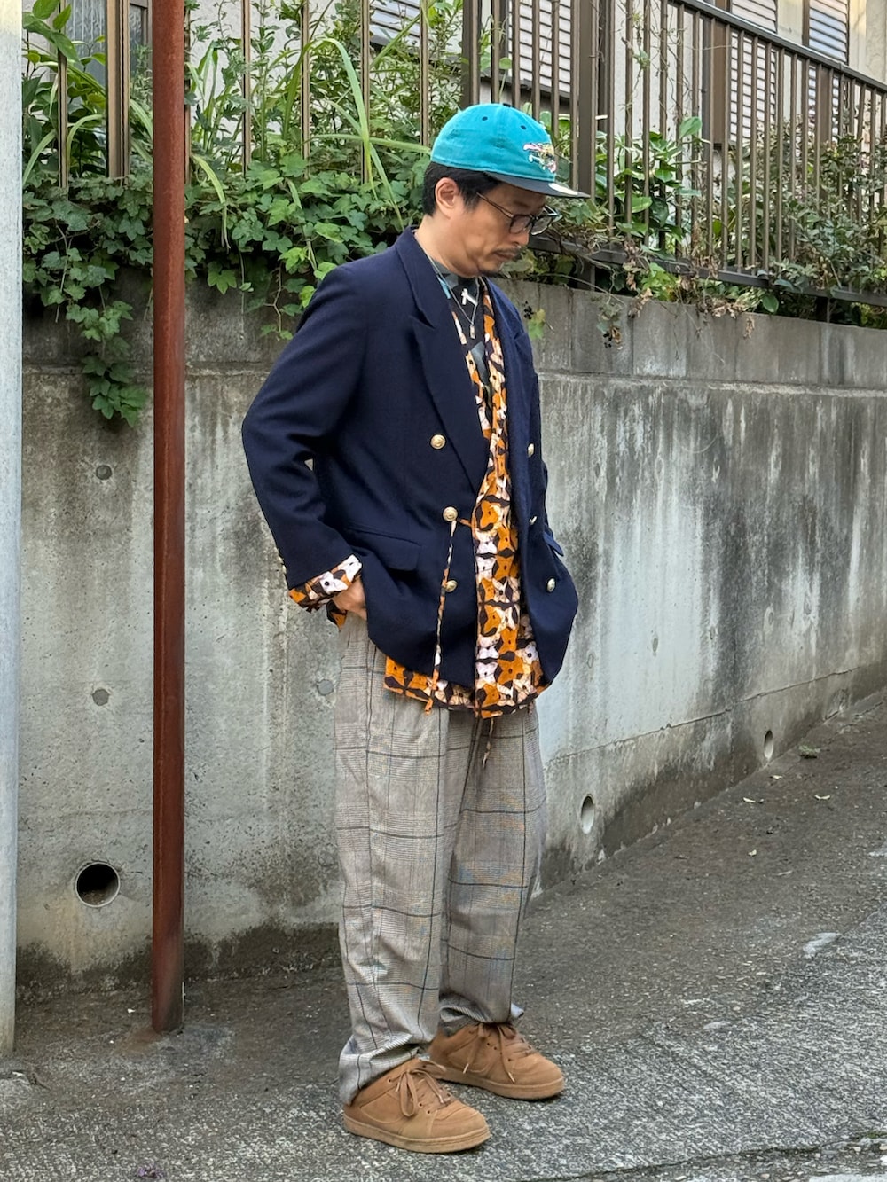 イエロー系のテーラードジャケット、ブラック系のTシャツ/カットソー、ブラック系のスーツジャケットを着用したメンズの秋コーディネートの2枚目の写真