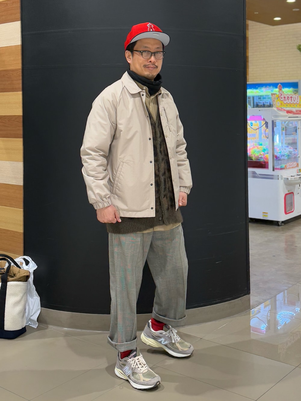 ベージュ系のナイロンジャケット、ベージュ系のシャツ/ブラウス、ブラック系のスウェットを着用したメンズの冬コーディネートの2枚目の写真