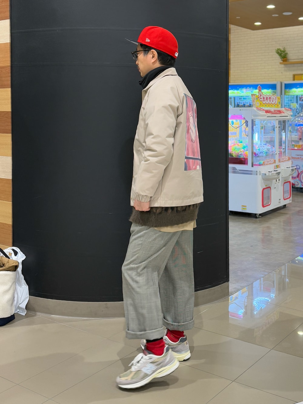 ベージュ系のナイロンジャケット、ベージュ系のシャツ/ブラウス、ブラック系のスウェットを着用したメンズの冬コーディネートの3枚目の写真