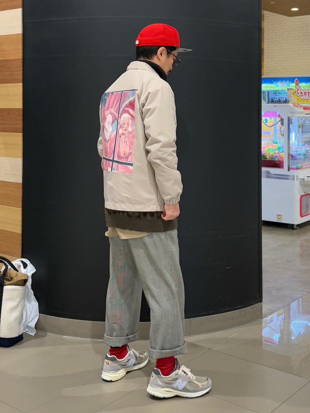 ベージュ系のナイロンジャケット、ベージュ系のシャツ/ブラウス、ブラック系のスウェットを着用したメンズの冬コーディネートの4枚目の写真