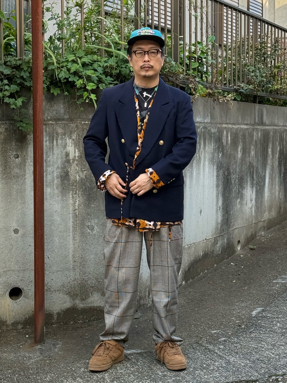 イエロー系のテーラードジャケット、ブラック系のTシャツ/カットソー、ブラック系のスーツジャケットを着用したメンズの秋コーディネートの3枚目の写真