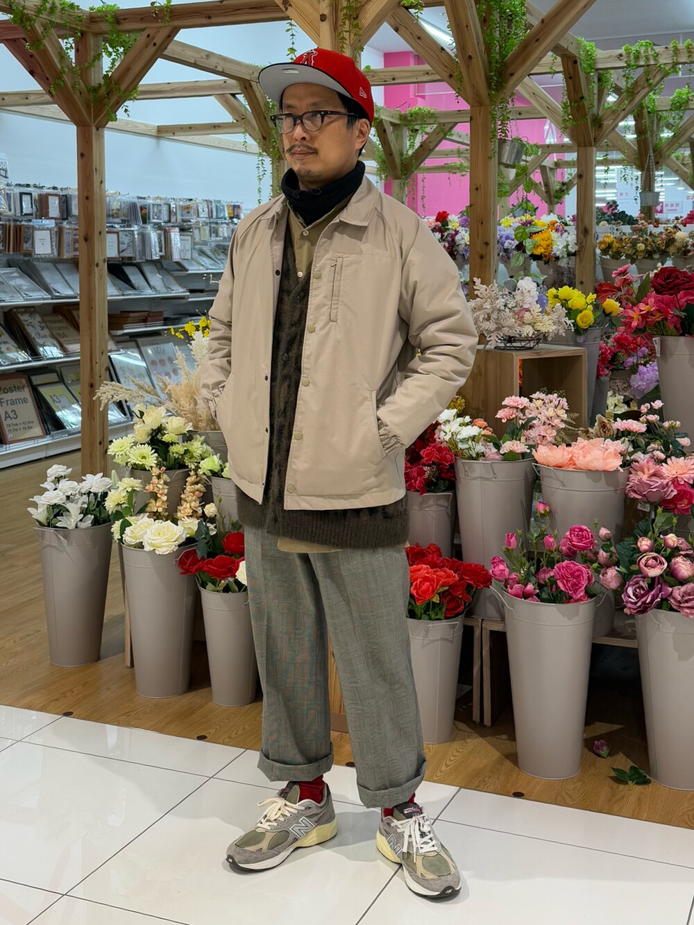 ベージュ系のナイロンジャケット、ベージュ系のシャツ/ブラウス、ブラック系のスウェットを着用したメンズの冬コーディネートの5枚目の写真