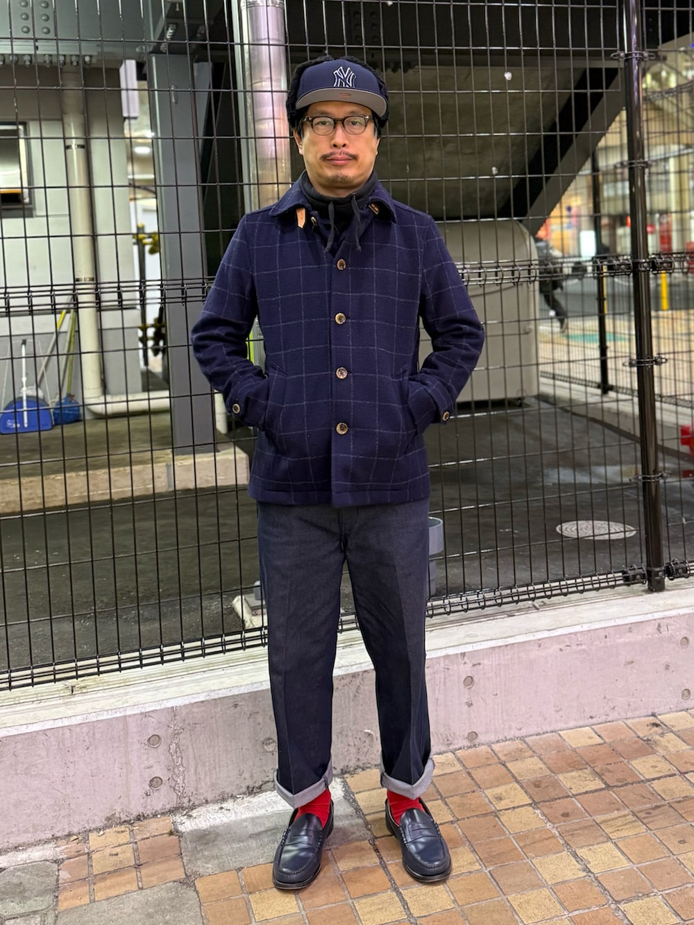 ブラック系のローファー、ブルー系のチノパンツ、ブルー系のその他アウターを着用したメンズの冬コーディネートの3枚目の写真
