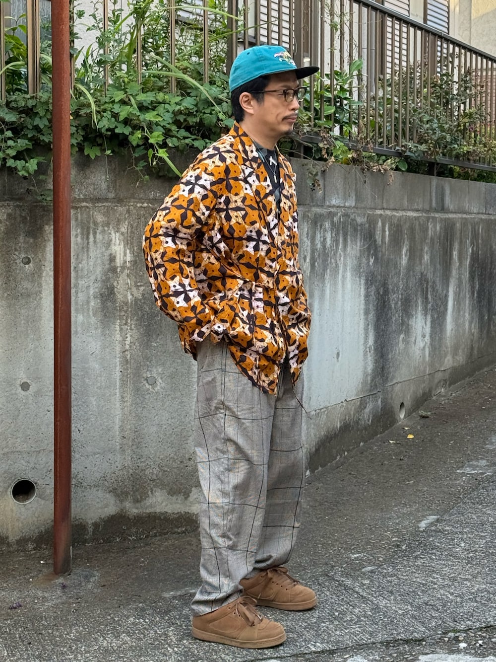 イエロー系のテーラードジャケット、ブラック系のTシャツ/カットソー、ブラック系のスーツジャケットを着用したメンズの秋コーディネートの5枚目の写真