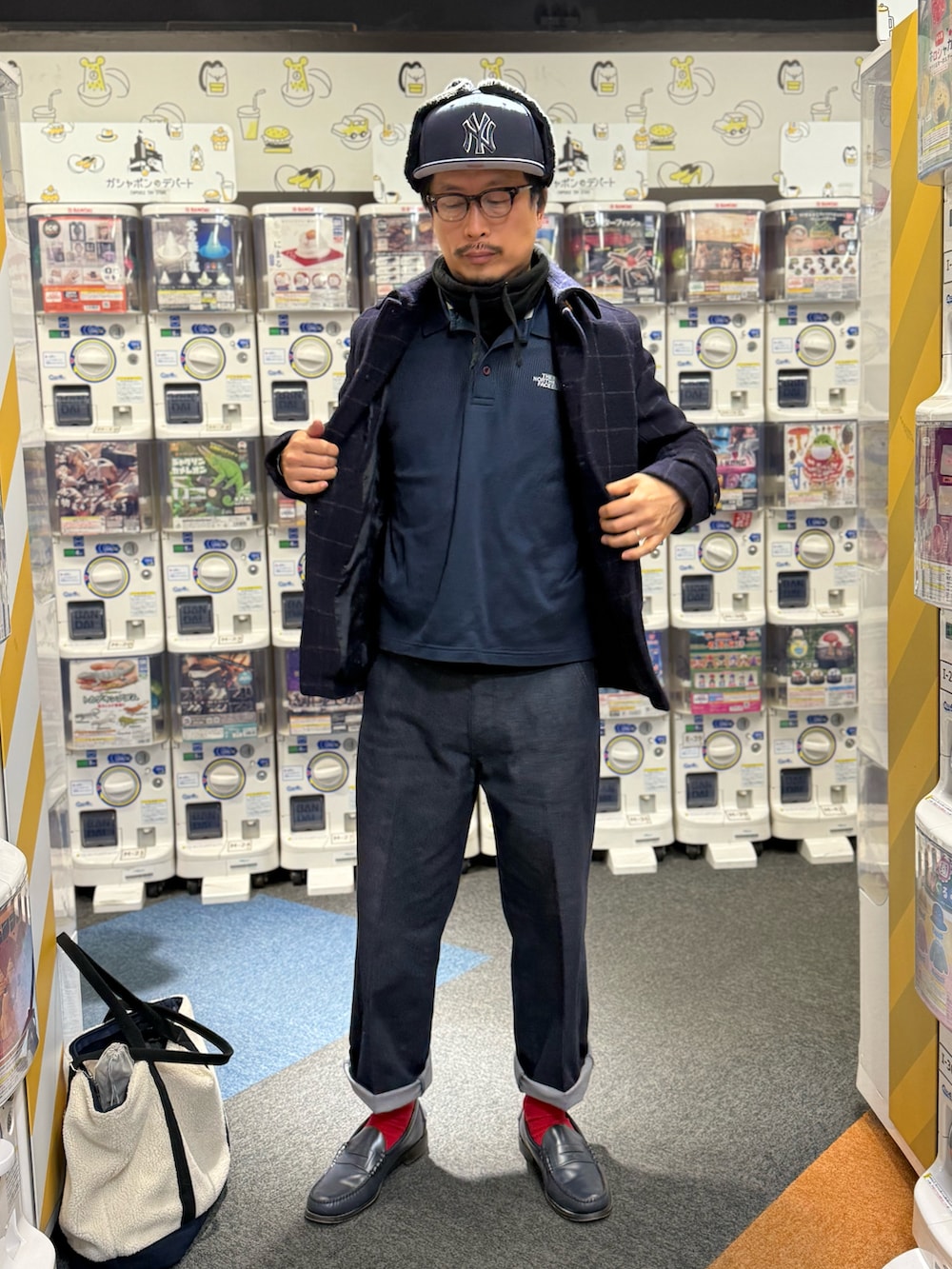 ブラック系のローファー、ブルー系のチノパンツ、ブルー系のその他アウターを着用したメンズの冬コーディネートの4枚目の写真