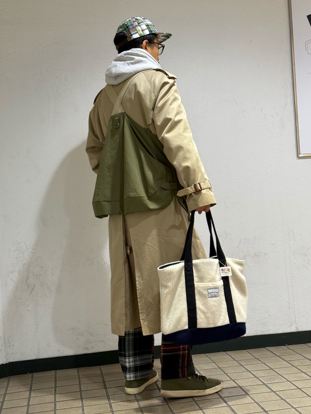 「おっさん、トラッドMIX」｜「BARACUTAのアイテム（トレンチコート、ベージュ系）」を使った、susumubb1さん（メンズ・172cm）の冬コーディネートの2枚目の写真