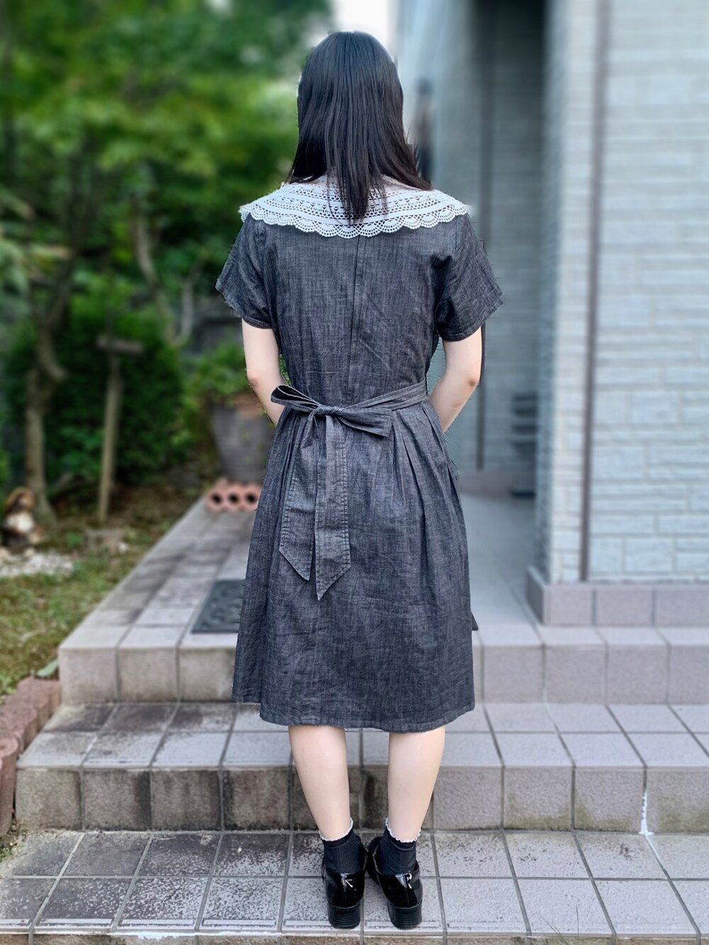 ブラック系のワンピース、ブラック系のその他シューズ、ホワイト系の付け襟を着用したレディースの秋コーディネートの2枚目の写真