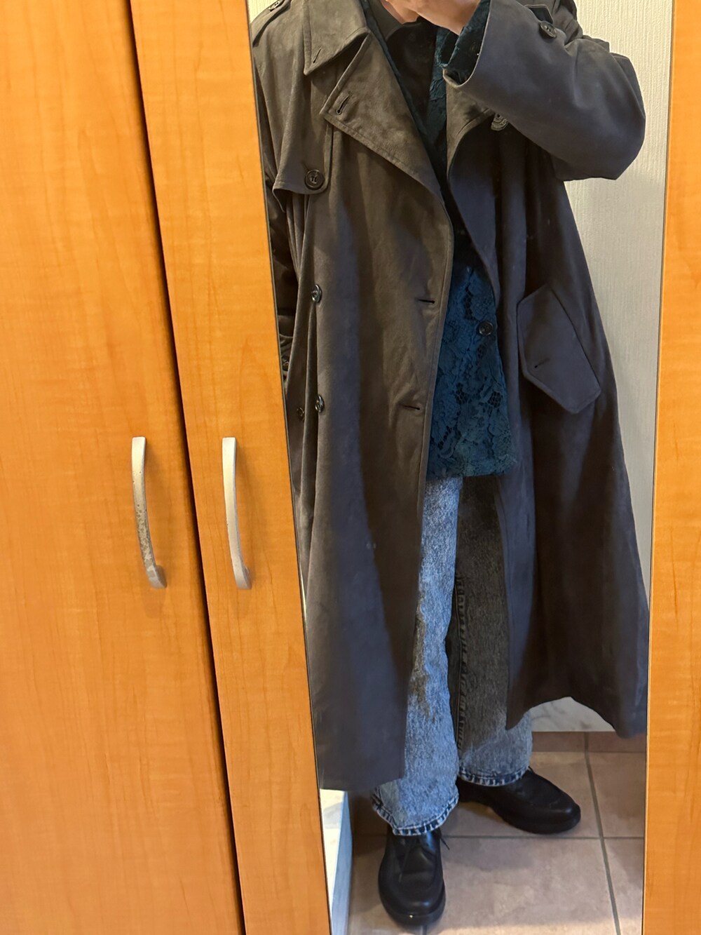 グレー系のトレンチコート、ブルー系のテーラードジャケット、ブラック系のシャツ/ブラウスを着用したメンズの秋コーディネートの2枚目の写真