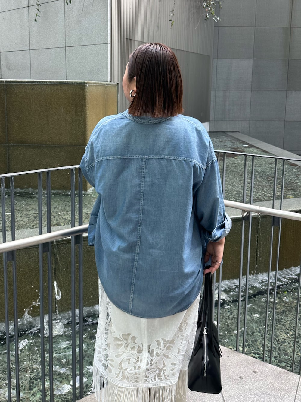 ブルー系のシャツ/ブラウス、ホワイト系のTシャツ/カットソー、ホワイト系のワンピースを着用したレディースの冬コーディネートの4枚目の写真