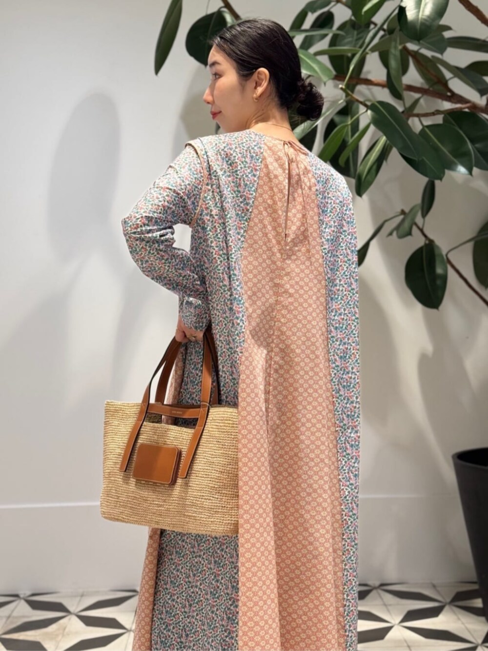 「TOMORROWLAND、トゥモローランド、ballsey、BACCA、LUZ MORRIS、aeyde、エンブロイダリー、ノーカラージャケット、リバティ、リバティプリント、ワンピース、柄ワンピース」｜「BALLSEYのダイヤモチーフエンブロイダリー クルーネックジャケット（ノーカラージャケット、ホワイト系）」を使った、Nito_TOMORROWLANDさん（レディース・158cm）の春コーディネートの3枚目の写真