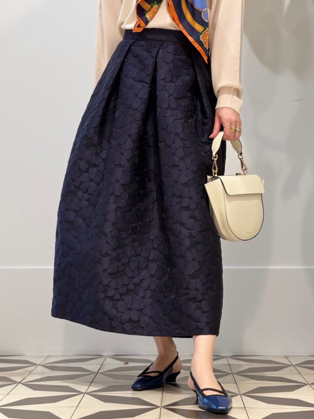 「TOMORROWLAND、トゥモローランド、TOMORROWLAND collection、ballsey、manipuri、NEOUS、TOD'S、カシミヤコート、バレルスカート、フラワーモチーフ、大人カジュアル、スカーフアレンジ」｜「TOMORROWLAND collectionのウェービーカシミヤ ノーカラーコート（ノーカラーコート、ブルー系）」を使った、Nito_TOMORROWLANDさん（レディース・158cm）の冬コーディネートの5枚目の写真