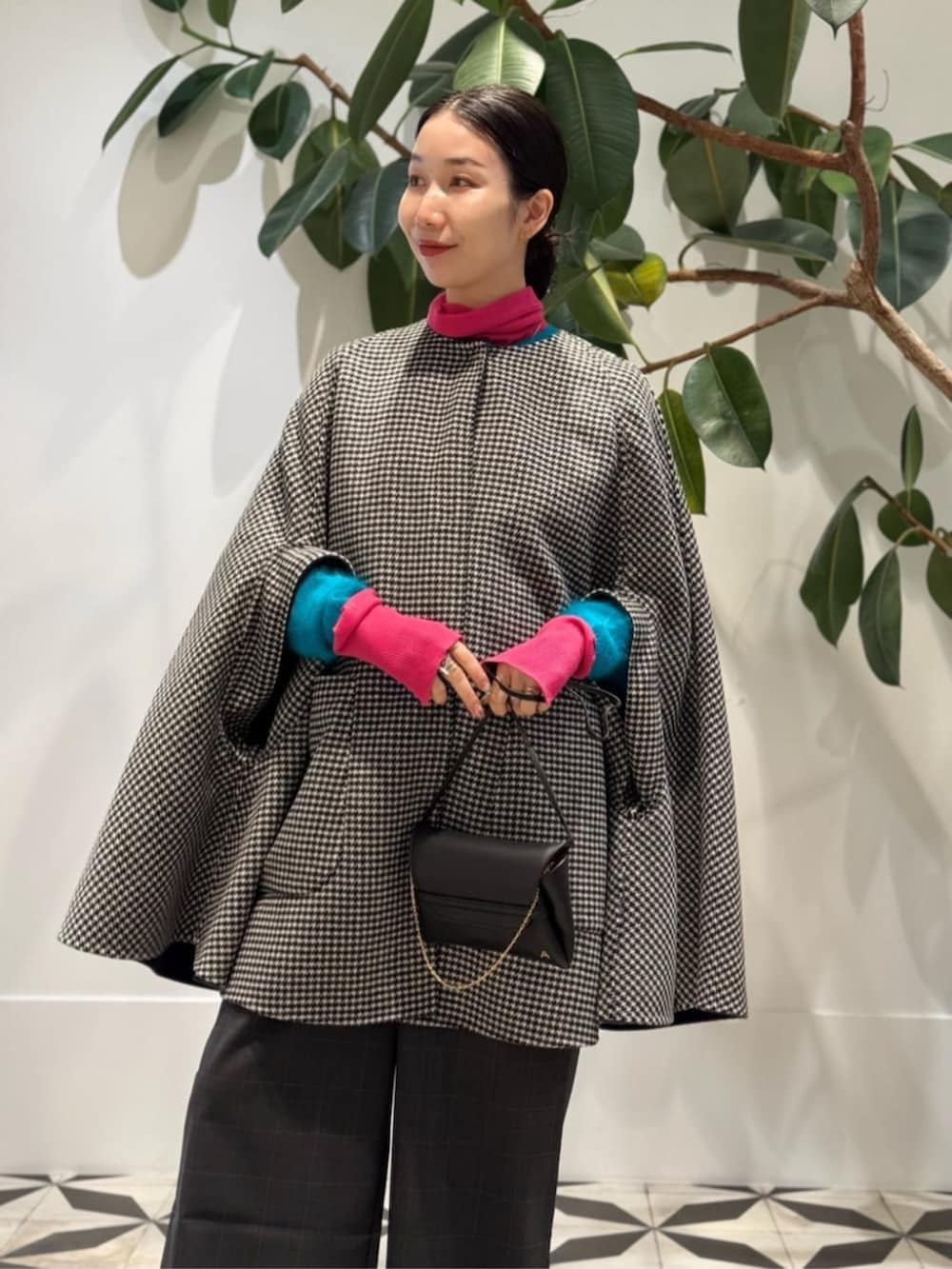 ホワイト系のキャミソール、ブルー系のポンチョ、ブルー系のカーディガン/ボレロを着用したレディースの冬コーディネートの2枚目の写真