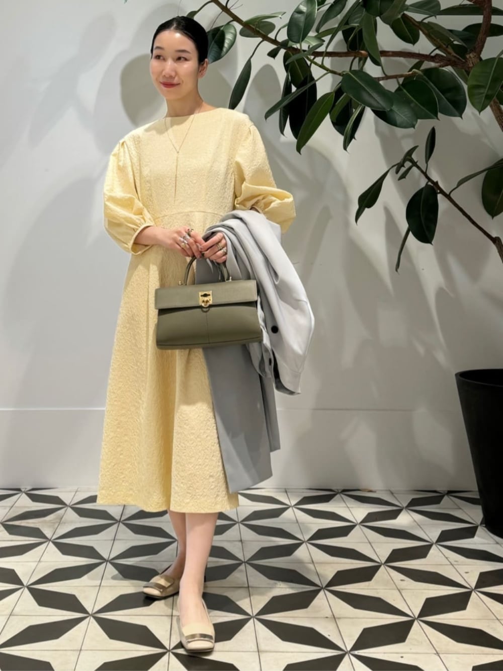 「TOMORROWLAND、トゥモローランド、ballsey、TOMORROWLAND collection、sergio rossi、スタンドカラーコート、パフスリーブワンピース、ワンピース、イエロー、ライトブルー、オケージョン、セレモニー」｜「TOMORROWLAND のコットンジャージー キャミソール（キャミソール、ホワイト系）」を使った、Nito_TOMORROWLANDさん（レディース・158cm）の冬コーディネートの2枚目の写真