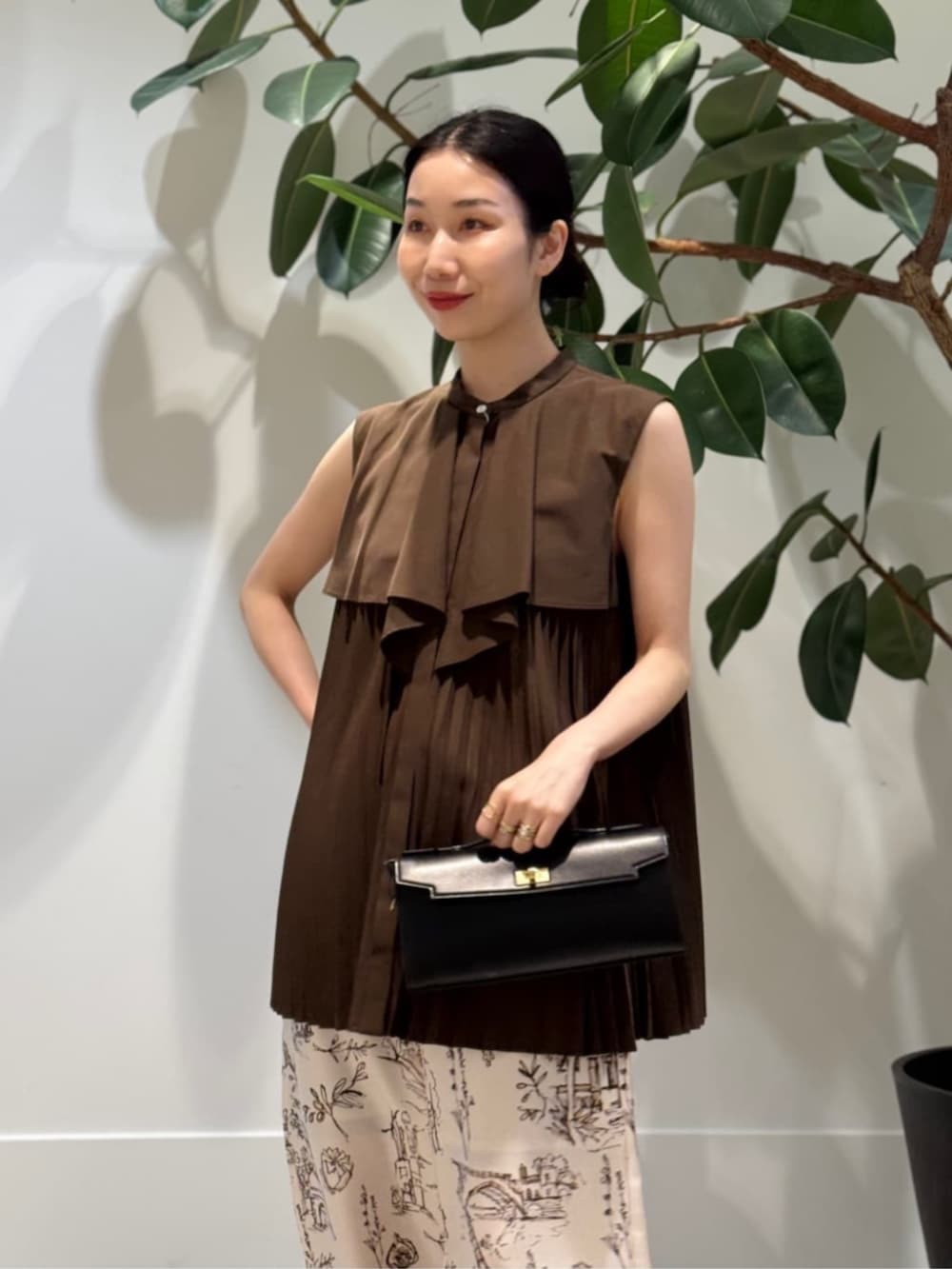 「TOMORROWLAND、トゥモローランド、ballsey、TOMORROWLAND collection、BACCA、Anya Hindmarch、ノースリーブブラウス、ブラウン、柄パンツ、ワントーンコーデ、ビジューサンダル」｜「BACCAのinner piece ベロアジャージー カップインキャミソール（キャミソール、ブラウン系）」を使った、Nito_TOMORROWLANDさん（レディース・158cm）の夏コーディネートの2枚目の写真