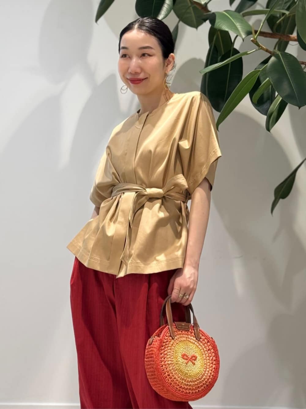 「TOMORROWLAND、TOMORROWLAND collection、TOMORROWLAND .B、トゥモローランド、BAR JEWELLERY、Anya Hindmarch、ベルテッドシャツ、ワイドパンツ、レッド、大人カジュアル」｜「BAR JEWELLERYのBAR Jewellery FLORA ゴールドピアス（ピアス（両耳用）、ゴールド系）」を使った、Nito_TOMORROWLANDさん（レディース・158cm）の春コーディネートの2枚目の写真