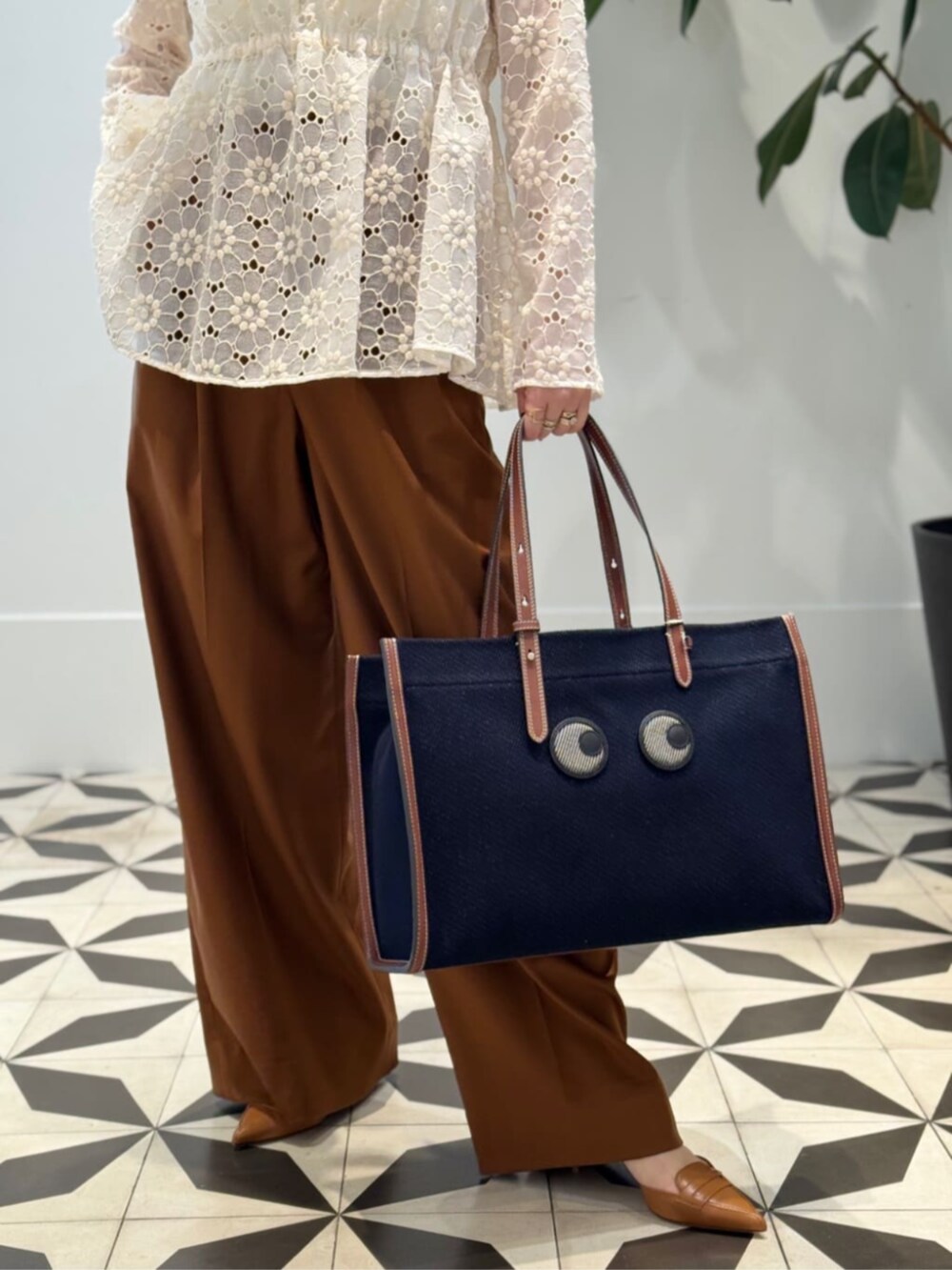 「TOMORROWLAND、TOMORROWLAND .B、ballsey、Anya Hindmarch、FRANCESCO RUSSO、エンブロイダリーブラウス、ぺプラムトップス、ブラウン、ワイドパンツ、大人カジュアル」｜「TOMORROWLAND のコットンジャージー キャミソール（キャミソール、ホワイト系）」を使った、Nito_TOMORROWLANDさん（レディース・158cm）の夏コーディネートの4枚目の写真