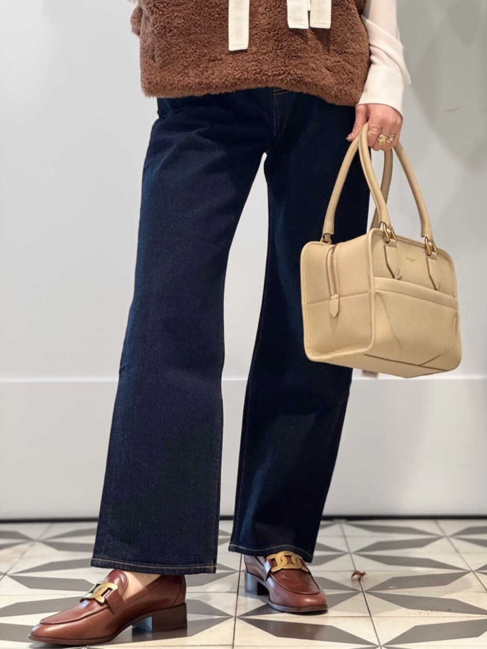 「TOMORROWLAND、トゥモローランド、MACPHEE、TOMORROWLAND collection、ballsey、RED CARD、別注、J&M DAVIDSON、へリンボーン、ピーコート、Pコート、ボアベスト、エコファー、ボウタイブラウス」｜「TOMORROWLAND のコットンジャージー キャミソール（キャミソール、ホワイト系）」を使った、Nito_TOMORROWLANDさん（レディース・158cm）の冬コーディネートの6枚目の写真