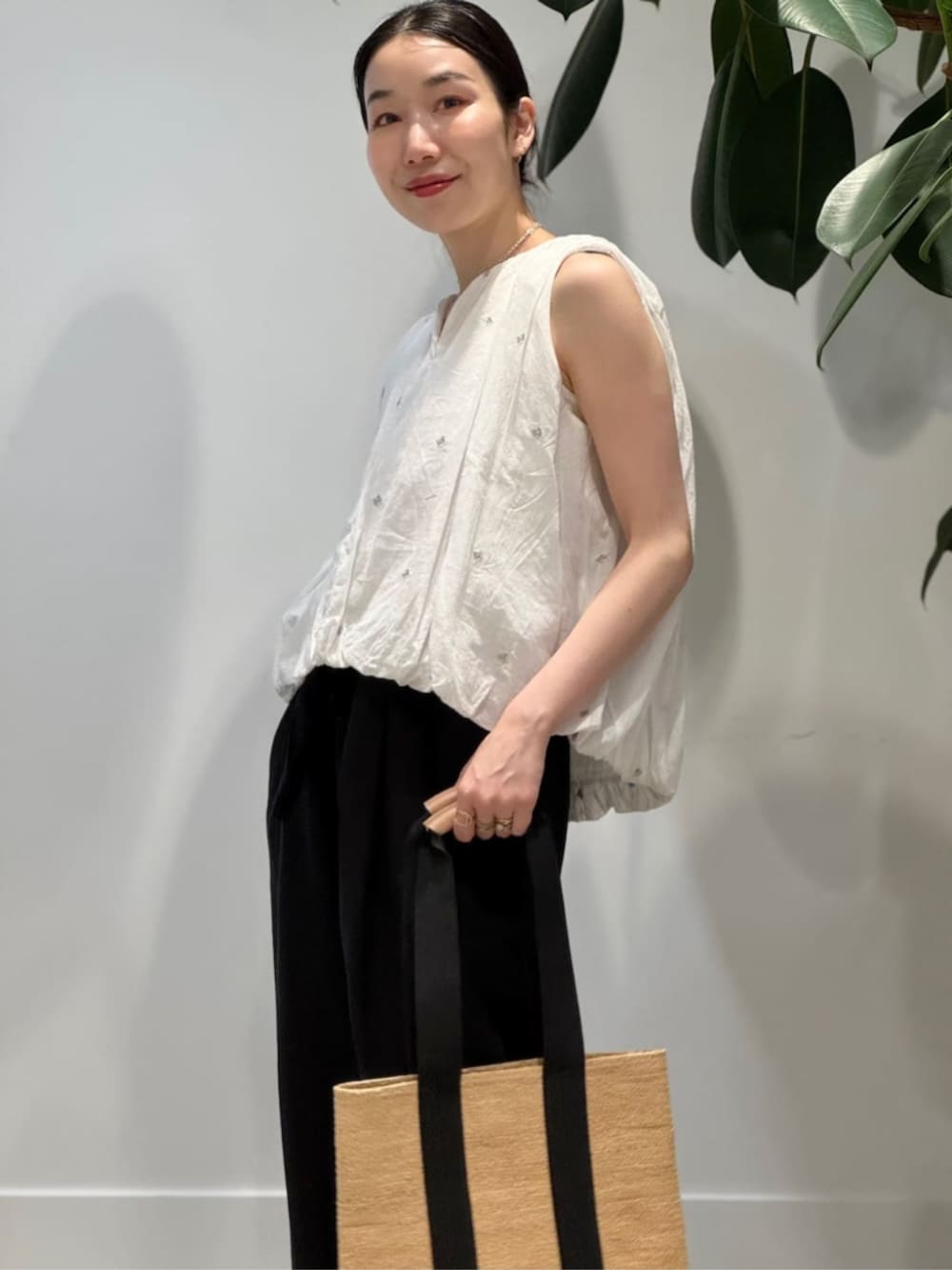 「TOMORROWLAND、トゥモローランド、NE QUITTEZ PAS、ne Quittez pas BLACK、BACCA、ballsey、別注、Lola hats、Paloma Barcelo、PALOMA BARCELO、オーガンジー、オーガンジートップス、ブラウス、リネンパンツ」|「TOMORROWLAND のセルロースジャージー キャミソール(キャミソール、ホワイト系)」を使った、Nito_TOMORROWLANDさん(レディース・158cm)の夏コーディネートの2枚目の写真