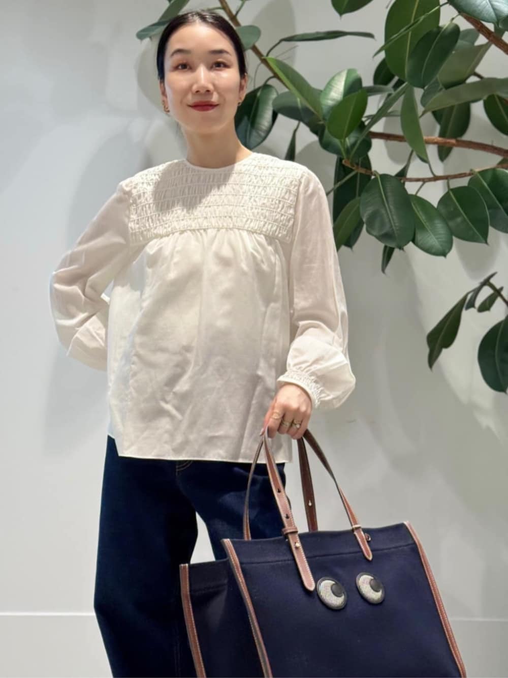 「TOMORROWLAND、トゥモローランド、MACPHEE、ballsey、aeyde、Anya Hindmarch、ツイードベスト、ツイード、ブラウス、デニム、大人カジュアル」|「TOMORROWLAND のコットンジャージー キャミソール(キャミソール、ホワイト系)」を使った、Nito_TOMORROWLANDさん(レディース・158cm)の夏コーディネートの3枚目の写真