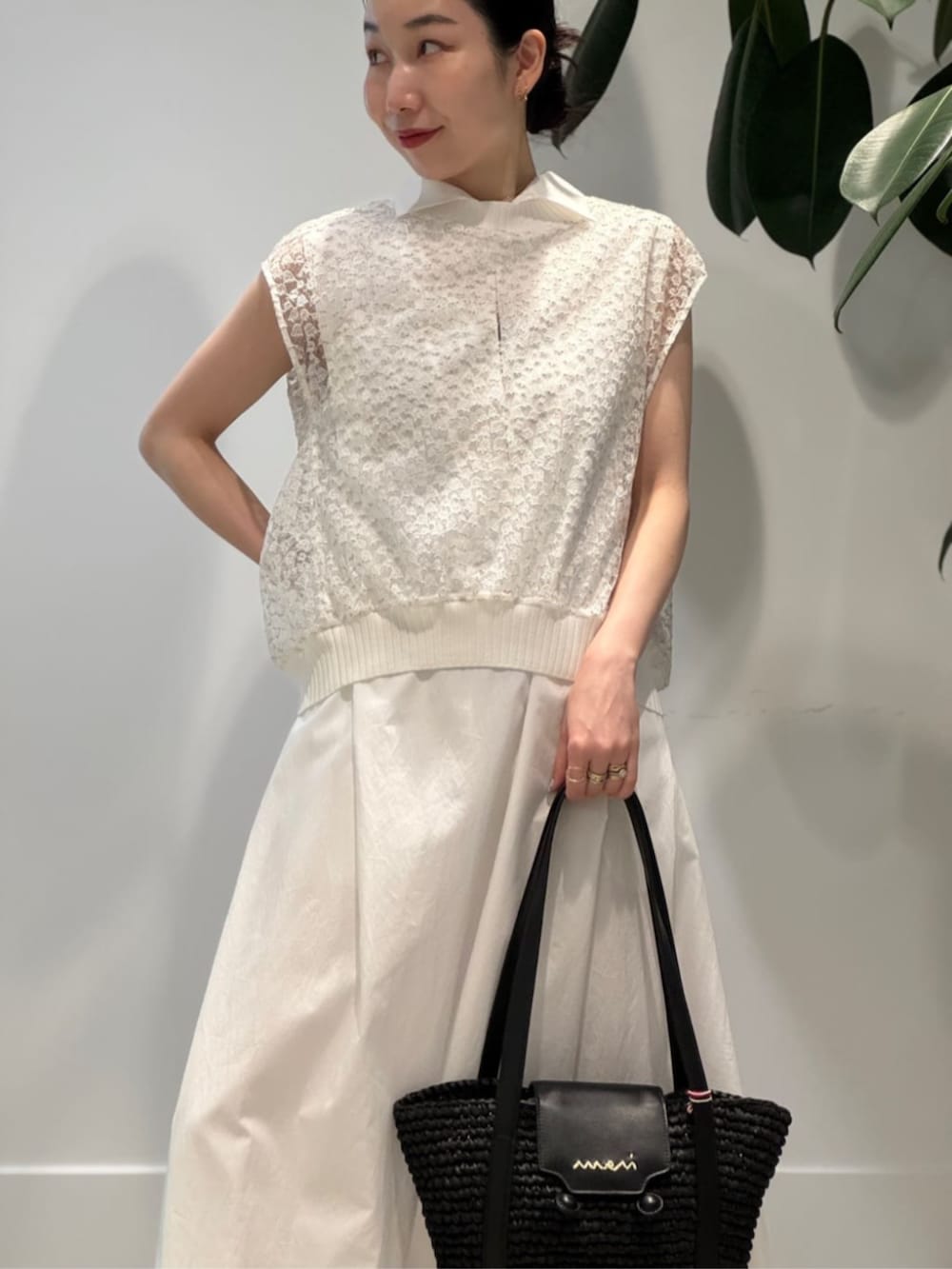 「TOMORROWLAND、トゥモローランド、ballsey、PALOMA BARCELO、MARNI、ノースリーブワンピース、チュールブラウス、エンブロイダリー、エンブロイダリーブラウス、オールホワイト、ワントーンコーデ」｜「TOMORROWLAND のコットンジャージー キャミソール（キャミソール、ブラック系）」を使った、Nito_TOMORROWLANDさん（レディース・158cm）の夏コーディネートの3枚目の写真