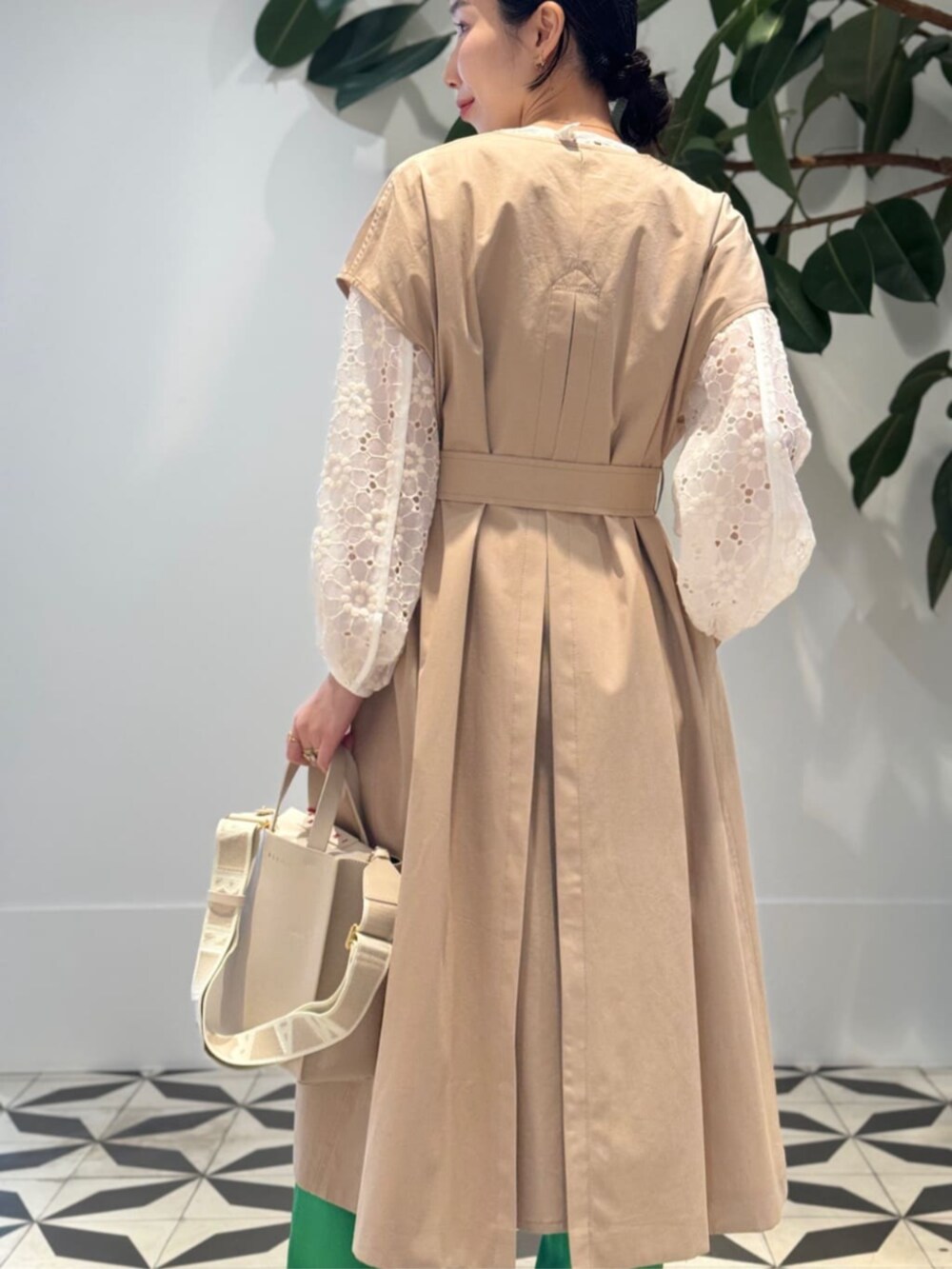 「TOMORROWLAND、TOMORROWLAND collection、トゥモローランド、ballsey、MACPHEE、MARNI、METIER、ケープコート、マントコート、レースブラウス、グリーン」｜「TOMORROWLAND のウォーターレプツイル マントケープジレ（ベスト、ベージュ系）」を使った、Nito_TOMORROWLANDさん（レディース・158cm）の冬コーディネートの6枚目の写真