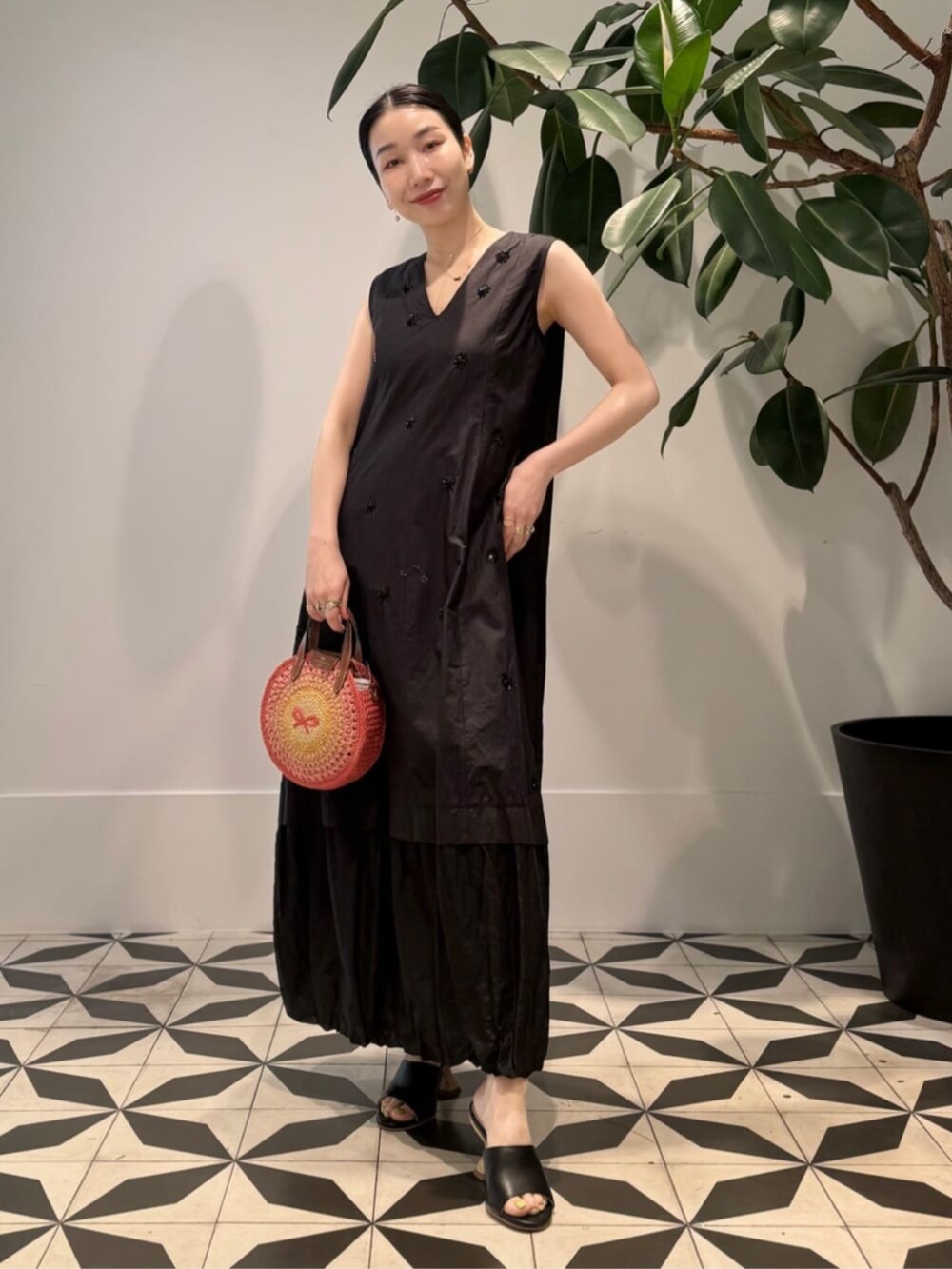 「TOMORROWLAND、トゥモローランド、MACPHEE、ballsey、NE QUITTEZ PAS、ne Quittez pas BLACK、Anya Hindmarch、PALOMA BARCELO、ジレ、ジャカードジレ、ビーズ刺繍、ワンピース」｜「TOMORROWLAND のコットンジャージー キャミソール（キャミソール、ブラック系）」を使った、Nito_TOMORROWLANDさん（レディース・158cm）の夏コーディネートの2枚目の写真
