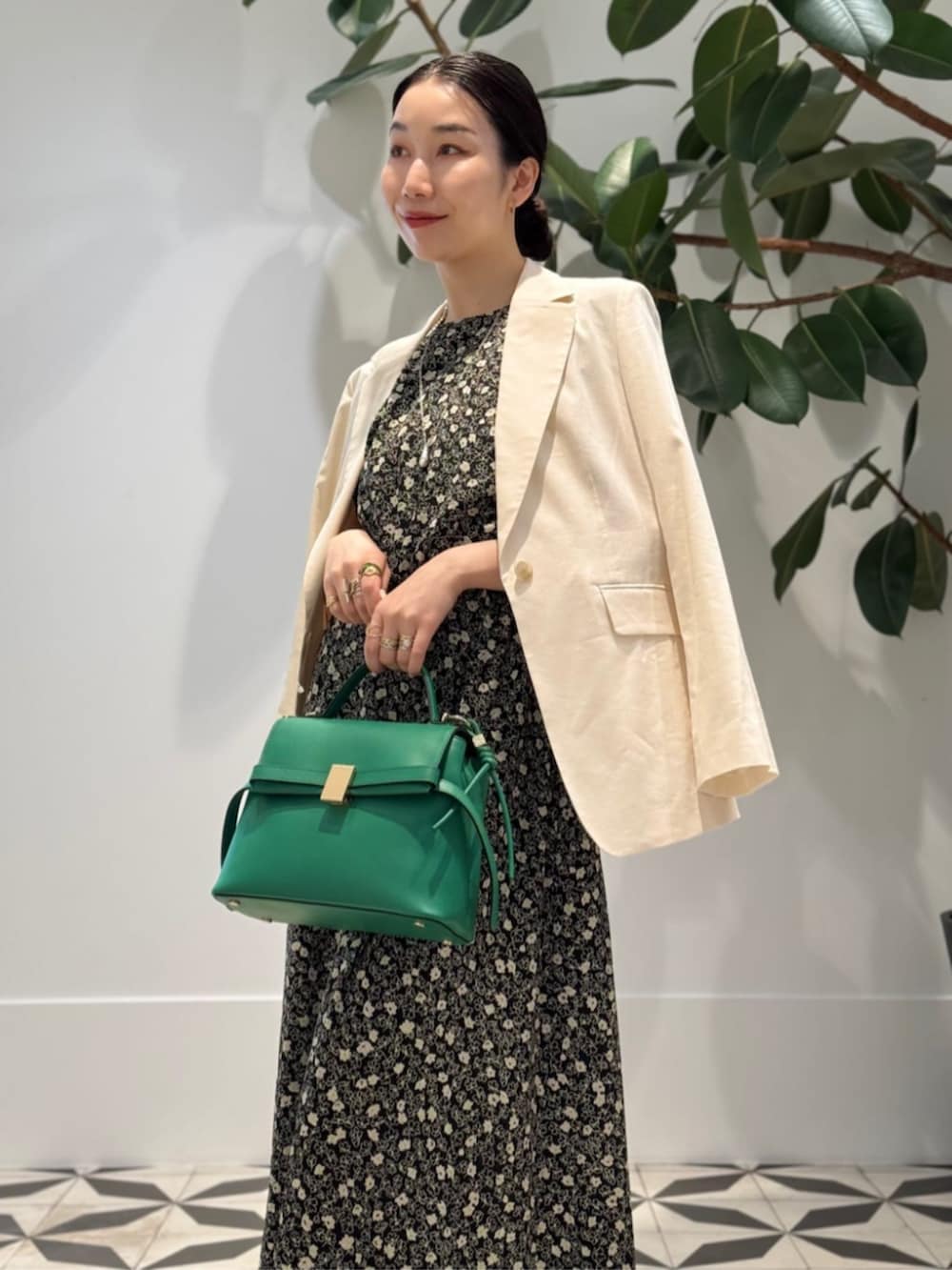 「TOMORROWLAND、トゥモローランド、ballsey、Atelier TOMORROWLAND、NEBULONIE、柄ワンピース、テーラードジャケット、ワンピース、フラワープリント、グリーン、大人カジュアル」|「NEBULONI EのNEBULONI E. MESH TULLE フラットパンプス(パンプス、ゴールド系)」を使った、Nito_TOMORROWLANDさん(レディース・158cm)の夏コーディネートの4枚目の写真