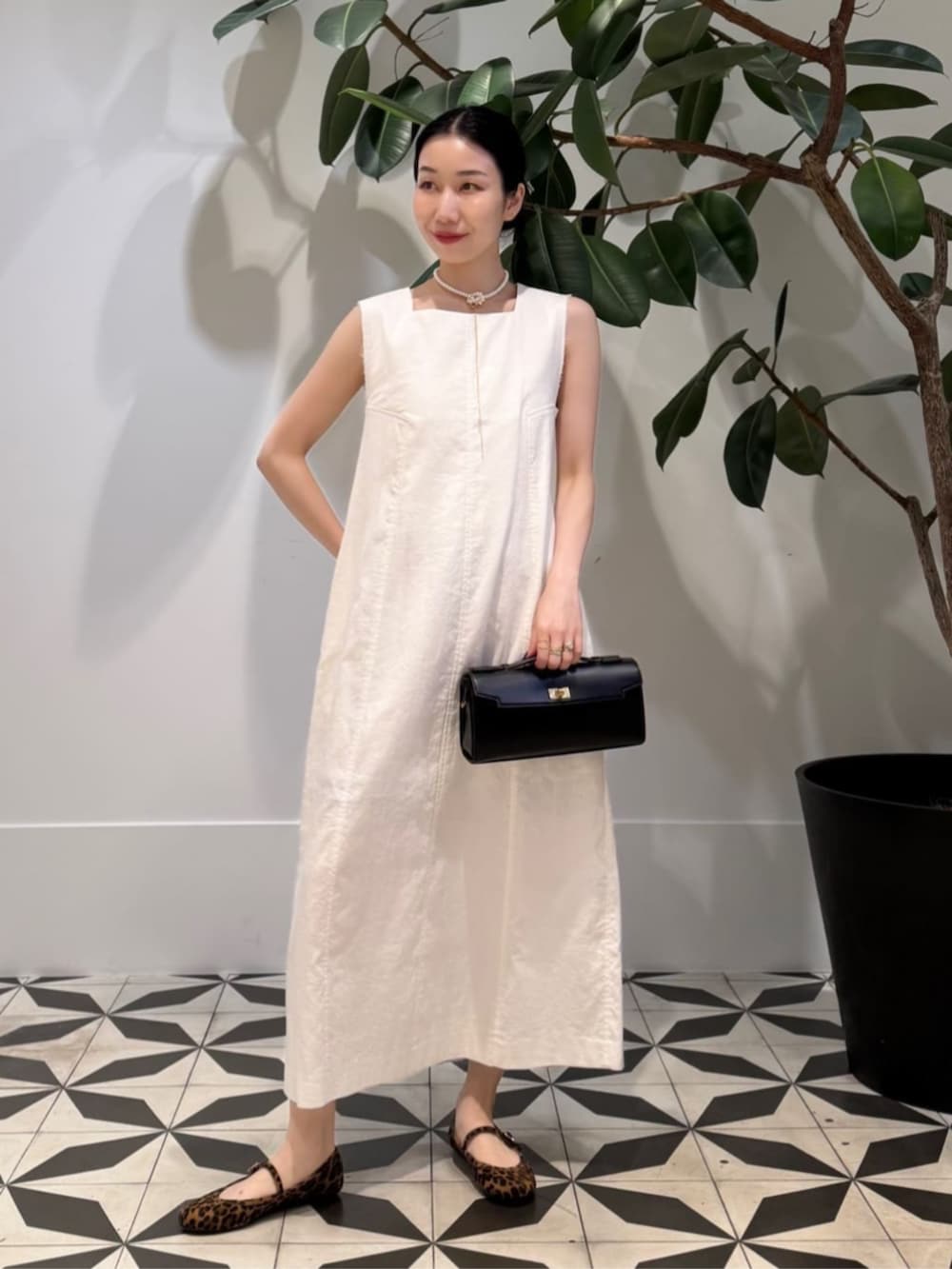 「TOMORROWLAND、トゥモローランド、MACPHEE、ballsey、gianvitorossi、ELIOU、Anya Hindmarch、カーディガン、半袖ニット、ノースリーブワンピース、ワンピース、大人カジュアル」｜「TOMORROWLAND のコットンジャージー キャミソール（キャミソール、ホワイト系）」を使った、Nito_TOMORROWLANDさん（レディース・158cm）の夏コーディネートの2枚目の写真