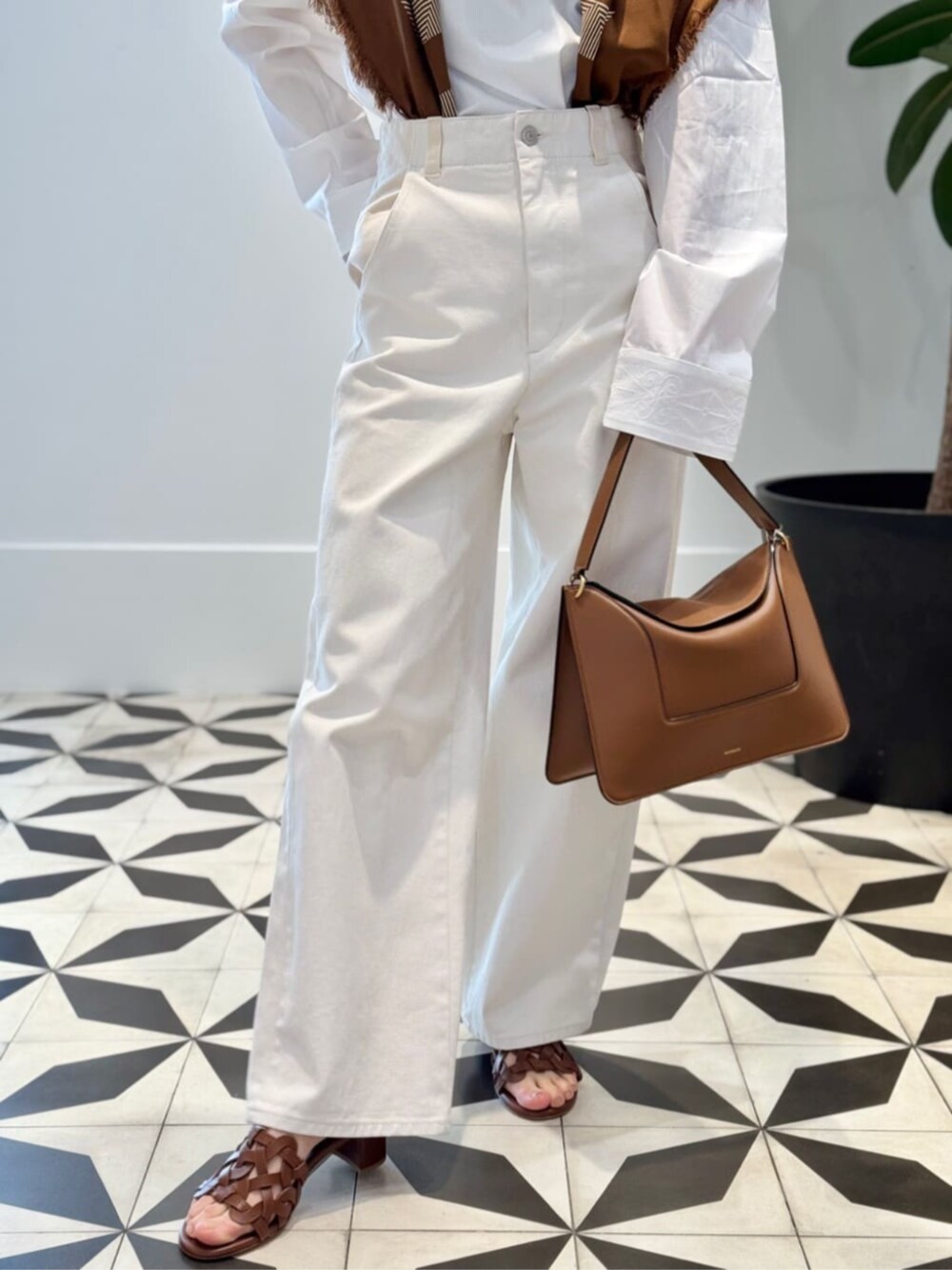 「TOMORROWLAND、トゥモローランド、BOURRIENNE、Bourrienne Paris X、MACPHEE、ballsey、AENEIS、WANDLER、Rieuk、Gianvito Rossi、ホワイトデニム、オープンカラーシャツ、ブラウン、スカーフアレンジ、大人カジュアル」|「TOMORROWLAND のコットンジャージー キャミソール(キャミソール、ホワイト系)」を使った、Nito_TOMORROWLANDさん(レディース・158cm)の春コーディネートの6枚目の写真