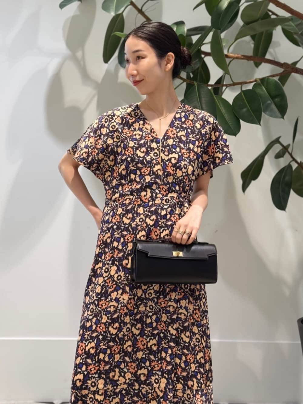 「TOMORROWLAND、トゥモローランド、ballsey、Anya Hindmarch、テーラードジャケット、カシュクールワンピース、柄ワンピース、フラワープリント、大人カジュアル」｜「TOMORROWLAND のコットンジャージー キャミソール（キャミソール、ホワイト系）」を使った、Nito_TOMORROWLANDさん（レディース・158cm）の夏コーディネートの2枚目の写真