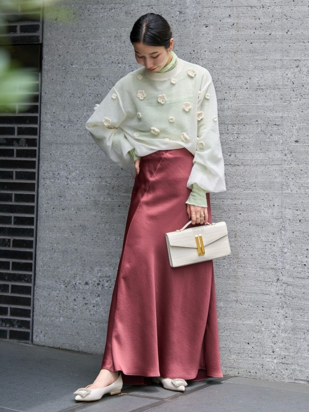 「TOMORROWLAND、トゥモローランド、ballsey、MACPHEE、DeMEllier、pippichic、チェスターコート、シャギーコート、ピンク、サテンスカート、マーメイドスカート、フラワープリント」|「PippichicのPIPPICHIC ANNA V JEWERLY 13 ガラスレザー フラットシューズ(その他シューズ、ベージュ系)」を使った、Nito_TOMORROWLANDさん(レディース・158cm)の秋コーディネートの2枚目の写真