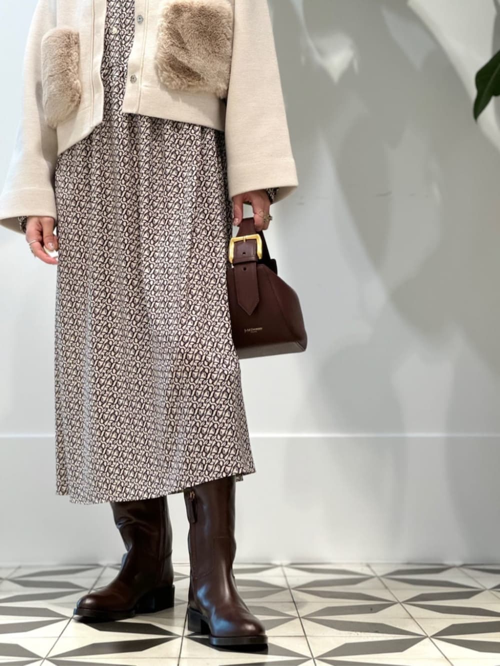 「TOMORROWLAND、トゥモローランド、ballsey、SARTORE、J&M DAVIDSON、カーディガン、ミラノリブ、ファーポケット、ワンピース、柄ワンピース、ボウタイワンピース」｜「SARTOREのSARTORE Sメタルロングブーツ（ブーツ、ブラウン系）」を使った、Nito_TOMORROWLANDさん（レディース・158cm）の秋コーディネートの4枚目の写真