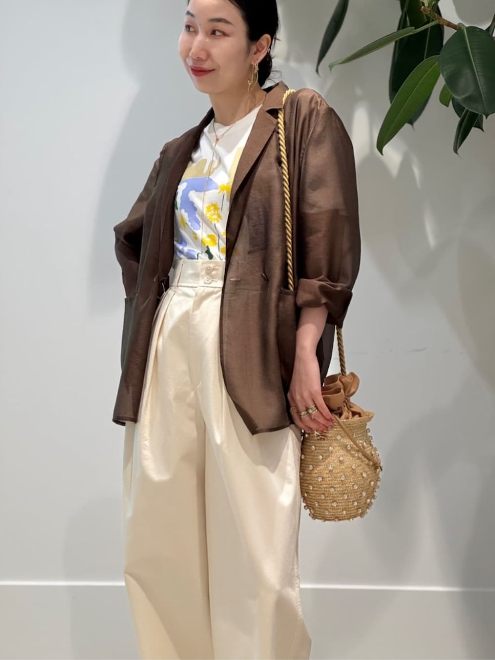 「TOMORROWLAND、TOMORROWLAND collection、トゥモローランド、LISA KING、MACPHEE、ballsey、BAR JEWELLERY、LE NINE、オーガンジー、オーガンジージャケット、シアージャケット、ブラウン、プリントT、タックパンツ、大人カジュアル」｜「TOMORROWLAND のコットンジャージー キャミソール（キャミソール、ホワイト系）」を使った、Nito_TOMORROWLANDさん（レディース・158cm）の春コーディネートの3枚目の写真