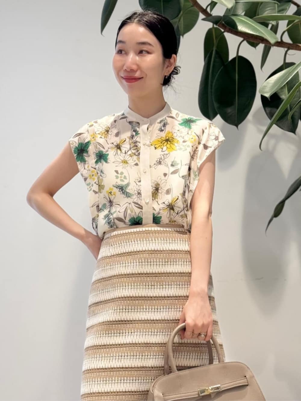 ホワイト系のキャミソール、ベージュ系のテーラードジャケット、イエロー系のシャツ/ブラウスを着用したレディースの春コーディネートの3枚目の写真