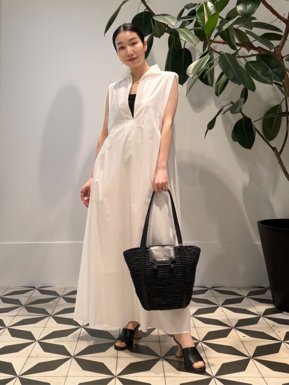 「TOMORROWLAND、トゥモローランド、ballsey、PALOMA BARCELO、MARNI、ノースリーブワンピース、チュールブラウス、エンブロイダリー、エンブロイダリーブラウス、オールホワイト、ワントーンコーデ」｜「TOMORROWLAND のコットンジャージー キャミソール（キャミソール、ブラック系）」を使った、Nito_TOMORROWLANDさん（レディース・158cm）の夏コーディネートの2枚目の写真