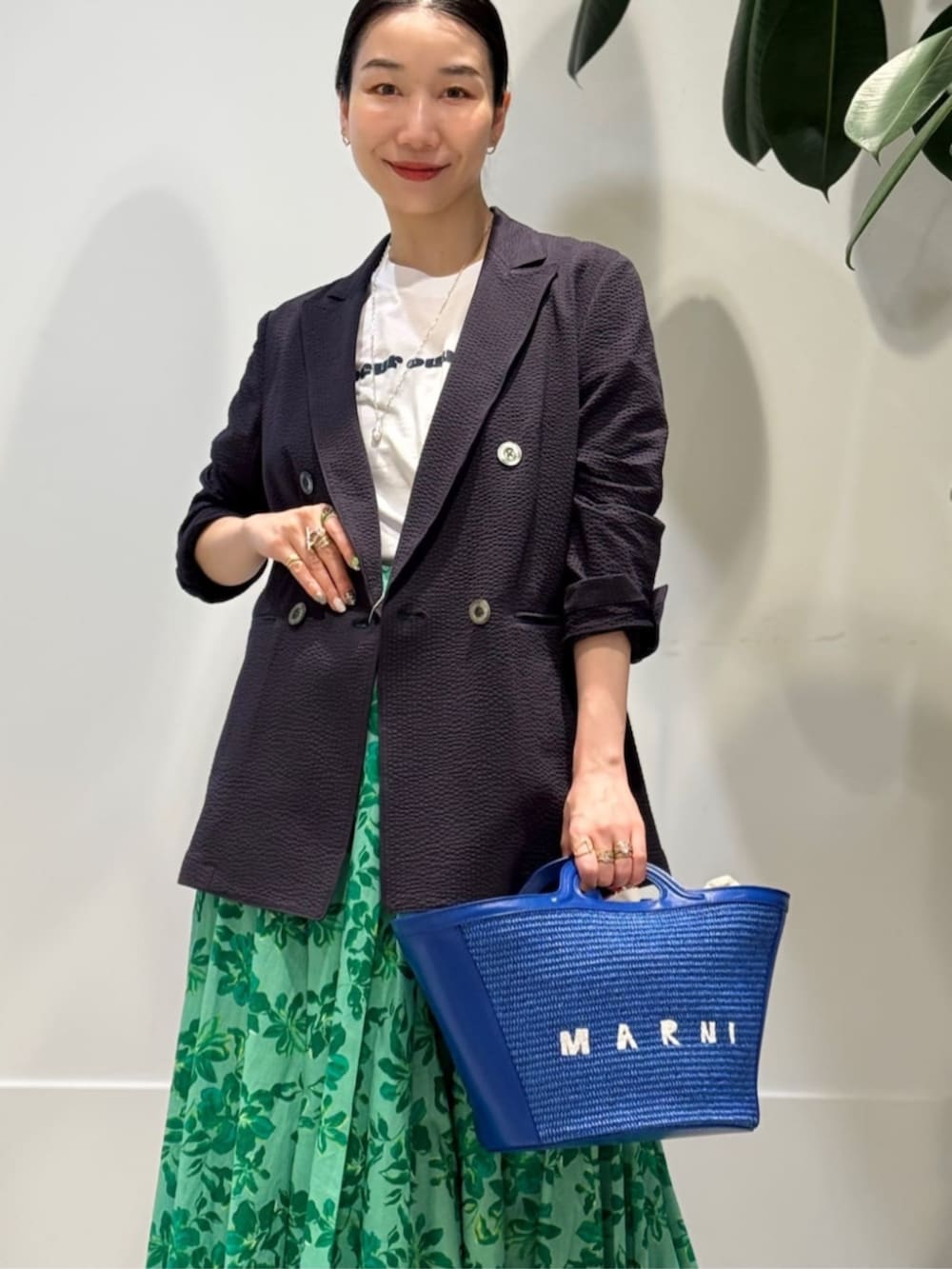 「TOMORROWLAND、トゥモローランド、TOMORROWLAND collection、ballsey、MARIHA、les petits basics、aeyde、MARNI、ダブルジャケット、別注、マキシスカート、柄スカート、グリーン」|「TOMORROWLAND のコットンジャージー キャミソール(キャミソール、ホワイト系)」を使った、Nito_TOMORROWLANDさん(レディース・158cm)の夏コーディネートの2枚目の写真