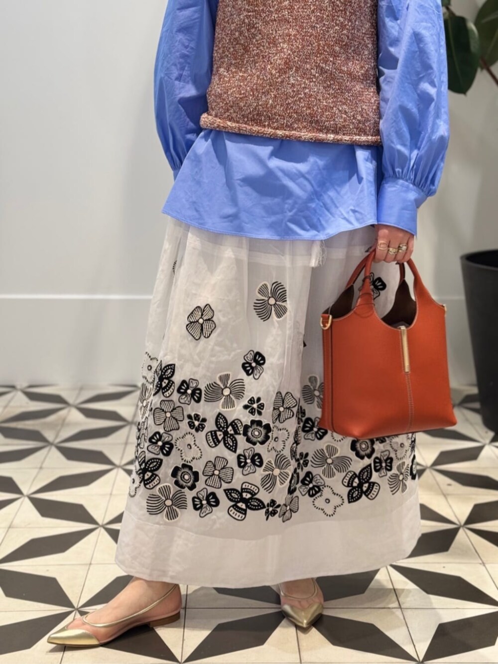 「TOMORROWLAND、トゥモローランド、MACKINTOSH、HUMBIE、MACPHEE、ballsey、Jupe by JACKIE、TOD'S、NEBULONIE、フーデッドコート、ブルーシャツ、レイヤードスタイル」｜「TOMORROWLAND のコットンジャージー キャミソール（キャミソール、ホワイト系）」を使った、Nito_TOMORROWLANDさん（レディース・158cm）の春コーディネートの5枚目の写真