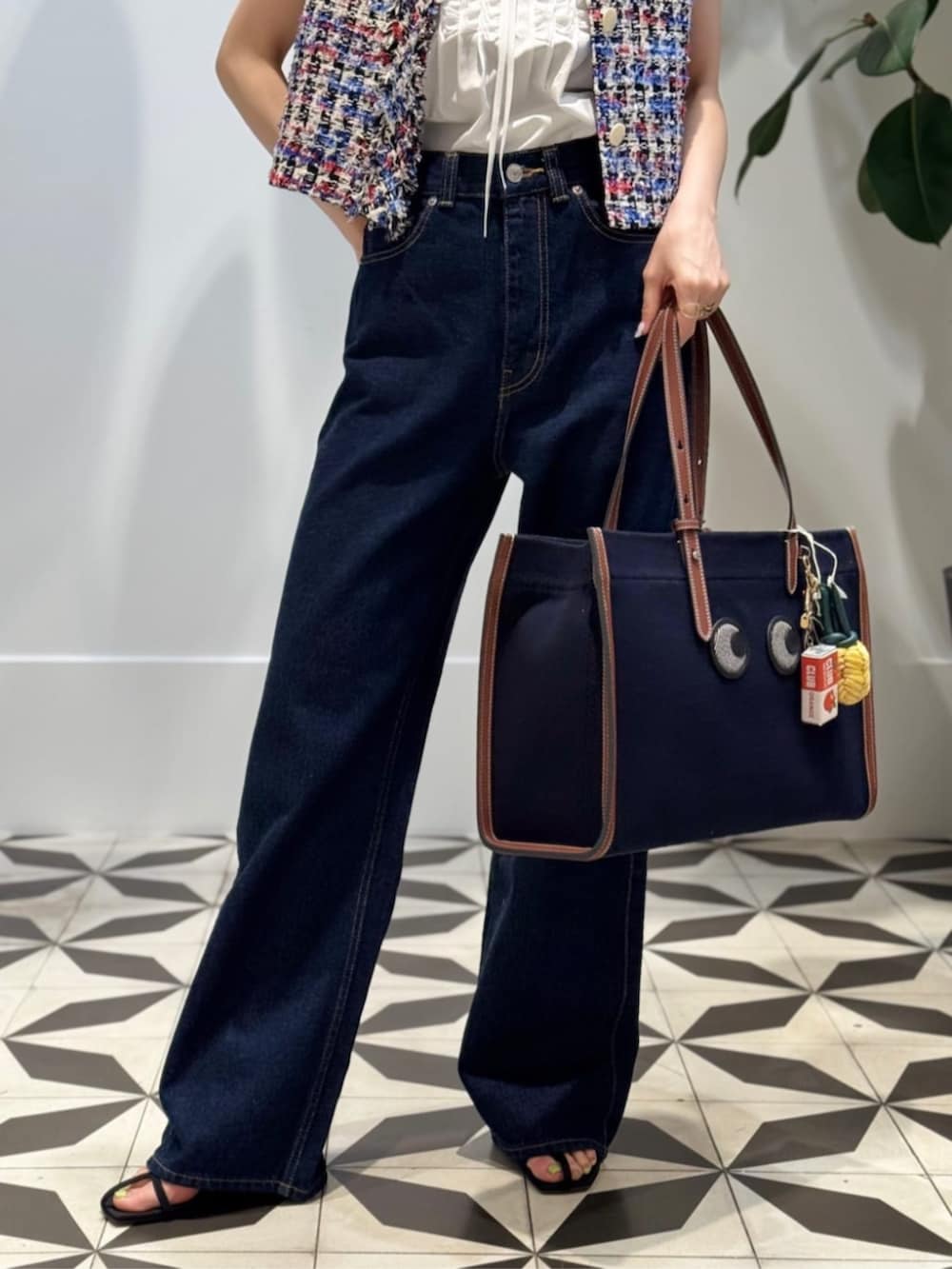 「TOMORROWLAND、TOMORROWLAND collection、トゥモローランド、MACPHEE、ballsey、Anya Hindmarch、ファンシーツイード、ツイードジレ、フロンタブル、2WAY、デニム、ノースリーブブラウス」|「TOMORROWLAND のデニム ワイドストレートパンツ(デニムパンツ、ブルー系)」を使った、Nito_TOMORROWLANDさん(レディース・158cm)の夏コーディネートの5枚目の写真
