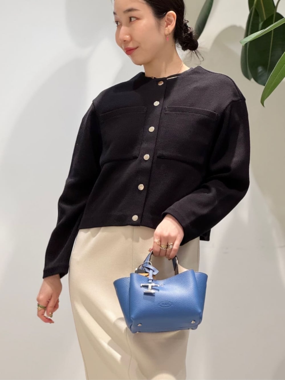 「TOMORROWLAND、トゥモローランド、ballsey、sergio rossi、TOD'S、カーディガン、ワンピース、ミラノリブ、モノトーン、大人カジュアル」｜「BALLSEYのミラノリブ ポケットワンピース（ワンピース、ホワイト系）」を使った、Nito_TOMORROWLANDさん（レディース・158cm）の春コーディネートの5枚目の写真