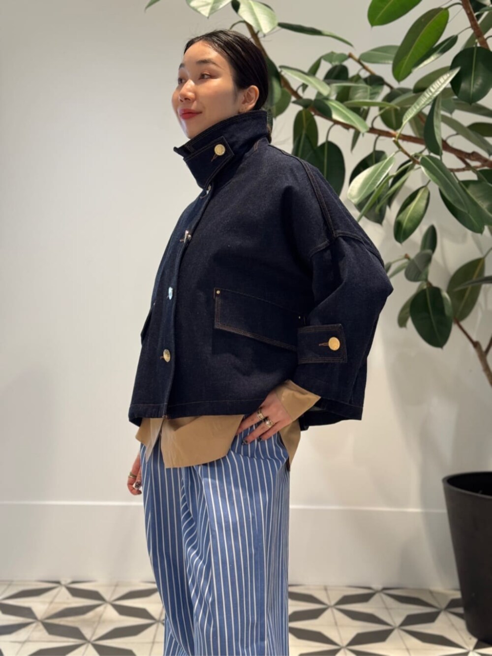 「TOMORROWLAND、トゥモローランド、MACKINTOSH、HUMBIE、別注、ballsey、BACCA、TOMORROWLAND .B、Atelier TOMORROWLAND、デニムジャケット、ブルゾン、ストライプパンツ、グリーン、ボタンダウンシャツ、ニット」｜「Mackintoshの【別注】MACKINTOSH HUMBIE DENIM ジャケット（デニムジャケット、ブルー系）」を使った、Nito_TOMORROWLANDさん（レディース・158cm）の春コーディネートの3枚目の写真