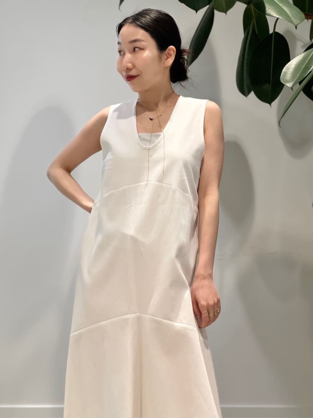 「TOMORROWLAND、トゥモローランド、BACCA、MACPHEE、MARNI、クロシェニット、カーディガン、ワンピース、ノースリーブワンピース、バックリボン、大人カジュアル」｜「BACCAのコットンピケ バックリボンドレス（ワンピース、ホワイト系）」を使った、Nito_TOMORROWLANDさん（レディース・158cm）の夏コーディネートの4枚目の写真
