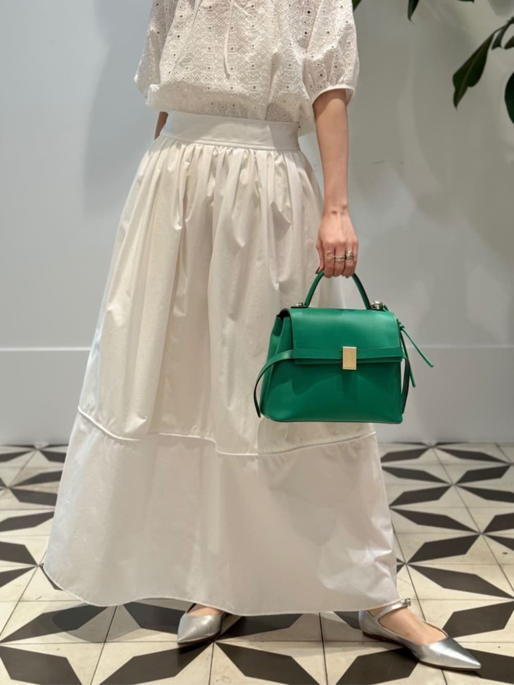 「TOMORROWLAND、トゥモローランド、ballsey、MACPHEE、Atelier TOMORROWLAND、aeyde、MARIHA、エンブロイダリー、エンブロイダリーブラウス、タフタスカート、マキシスカート、オールホワイト、大人カジュアル」｜「MACPHEEのクリスピータフタ ギャザーマキシスカート（スカート、ホワイト系）」を使った、Nito_TOMORROWLANDさん（レディース・158cm）の夏コーディネートの3枚目の写真