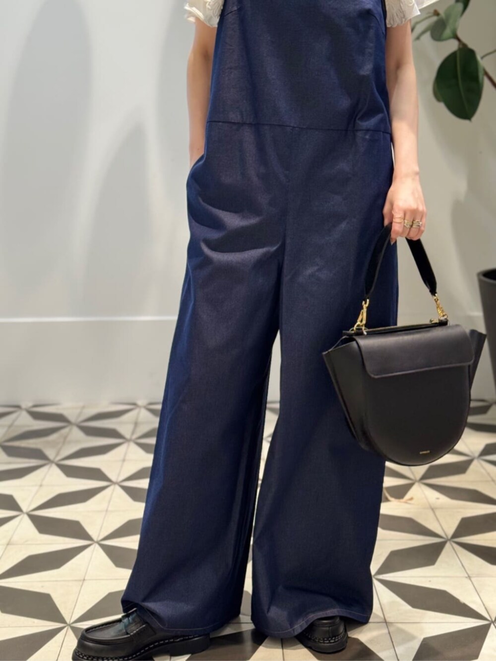 「TOMORROWLAND、トゥモローランド、MACPHEE、ballsey、WANDLER、Paraboot、ELIOU、サロペット、オールインワン、デニム、ラッフルブラウス、ラッフルフリル、フリルブラウス、大人カジュアル」｜「TOMORROWLAND のコットンジャージー キャミソール（キャミソール、ホワイト系）」を使った、Nito_TOMORROWLANDさん（レディース・158cm）の夏コーディネートの4枚目の写真