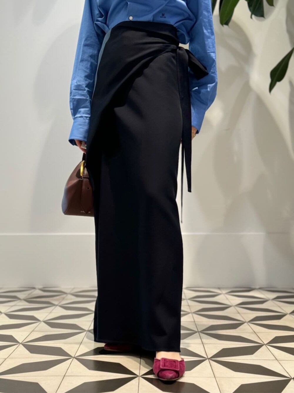 ブルー系のシャツ/ブラウス、ピンク系のシャツ/ブラウスを着用したレディースの秋コーディネートの6枚目の写真