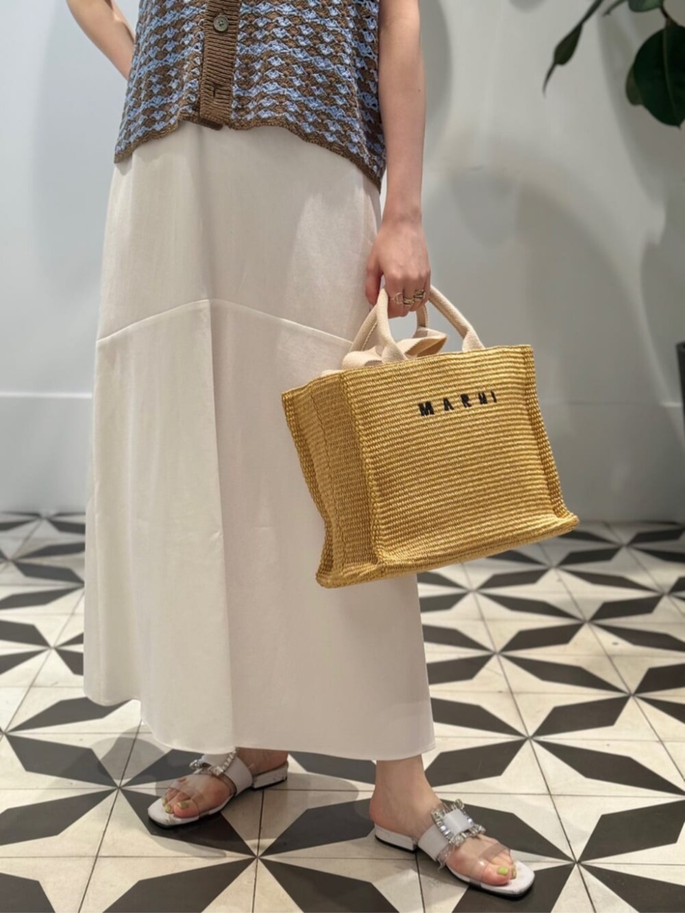 「TOMORROWLAND、トゥモローランド、BACCA、MACPHEE、MARNI、クロシェニット、カーディガン、ワンピース、ノースリーブワンピース、バックリボン、大人カジュアル」｜「BACCAのコットンピケ バックリボンドレス（ワンピース、ホワイト系）」を使った、Nito_TOMORROWLANDさん（レディース・158cm）の夏コーディネートの5枚目の写真