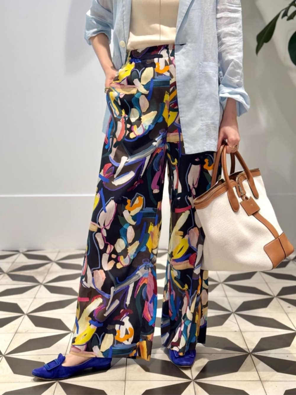 「TOMORROWLAND、トゥモローランド、MACPHEE、ballsey、BAR JEWELLERY、TOD'S、ラミー、ラミージャケット、柄パンツ、大人カジュアル、ライトブルー」|「TOMORROWLAND のコットンジャージー キャミソール(キャミソール、ホワイト系)」を使った、Nito_TOMORROWLANDさん(レディース・158cm)の春コーディネートの3枚目の写真